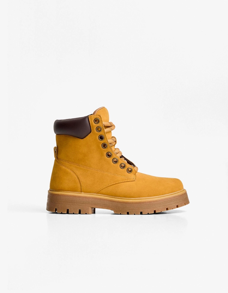 Ботинки с объемной мягкой деталью