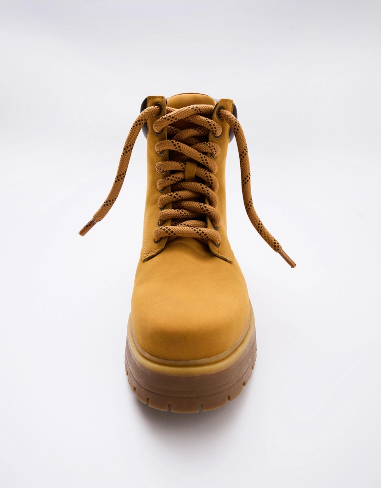 Ботинки с объемной мягкой деталью