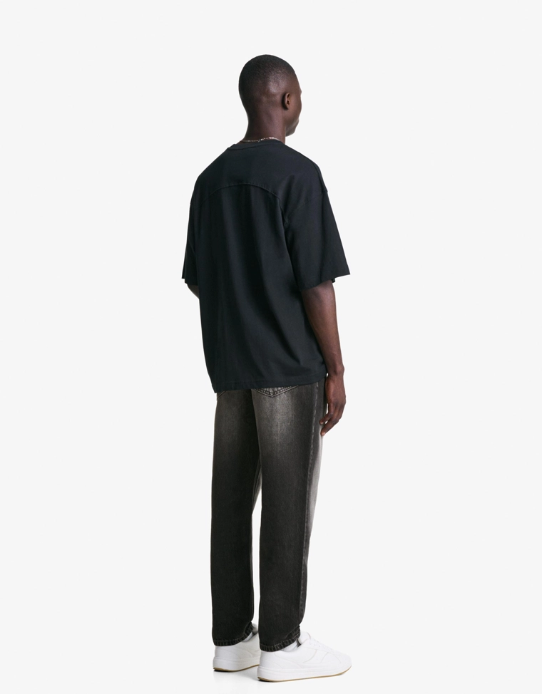 Джинсы свободного кроя, зауженные в нижней части