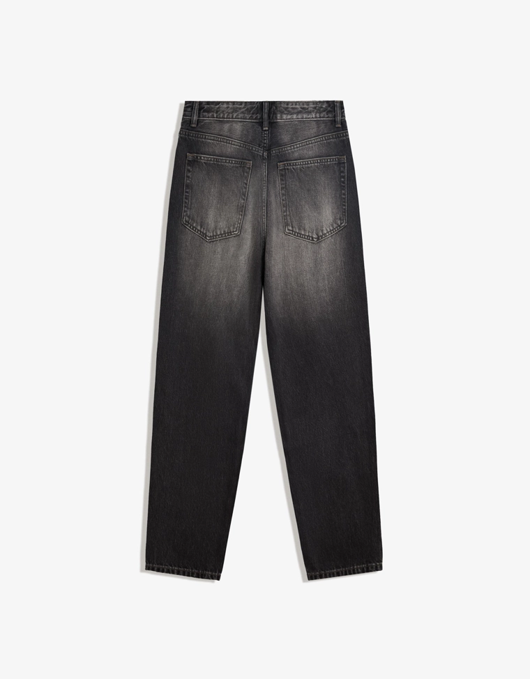 Джинсы свободного кроя, зауженные в нижней части