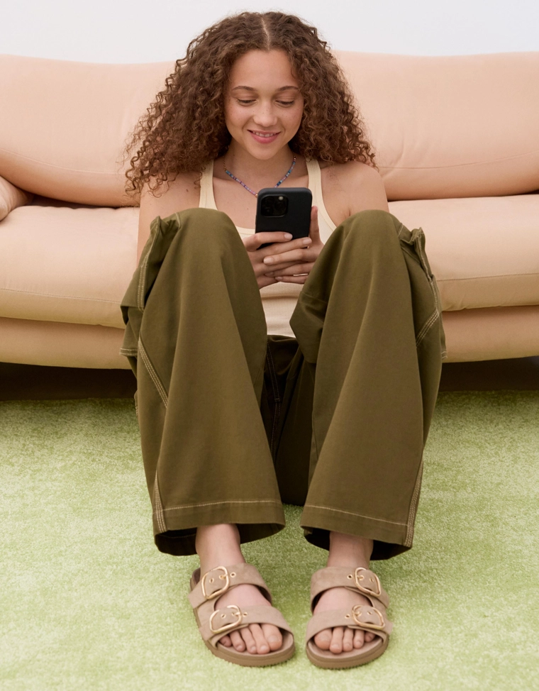 Кожаные босоножки на плоской подошве с пряжками