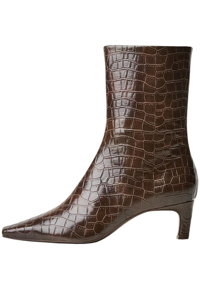 High-heel ankle boots with pointed toe