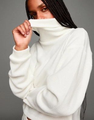 Свитер в рубчик с высоким воротником- Заказать в России