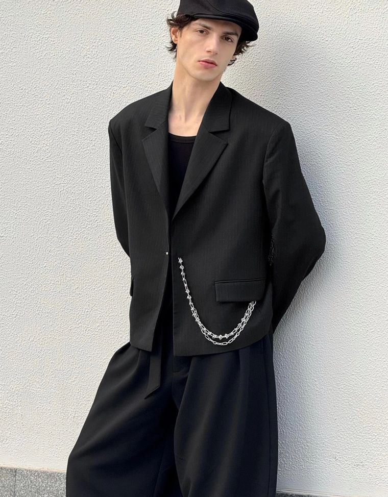 Приталенный блейзер с цепочкой