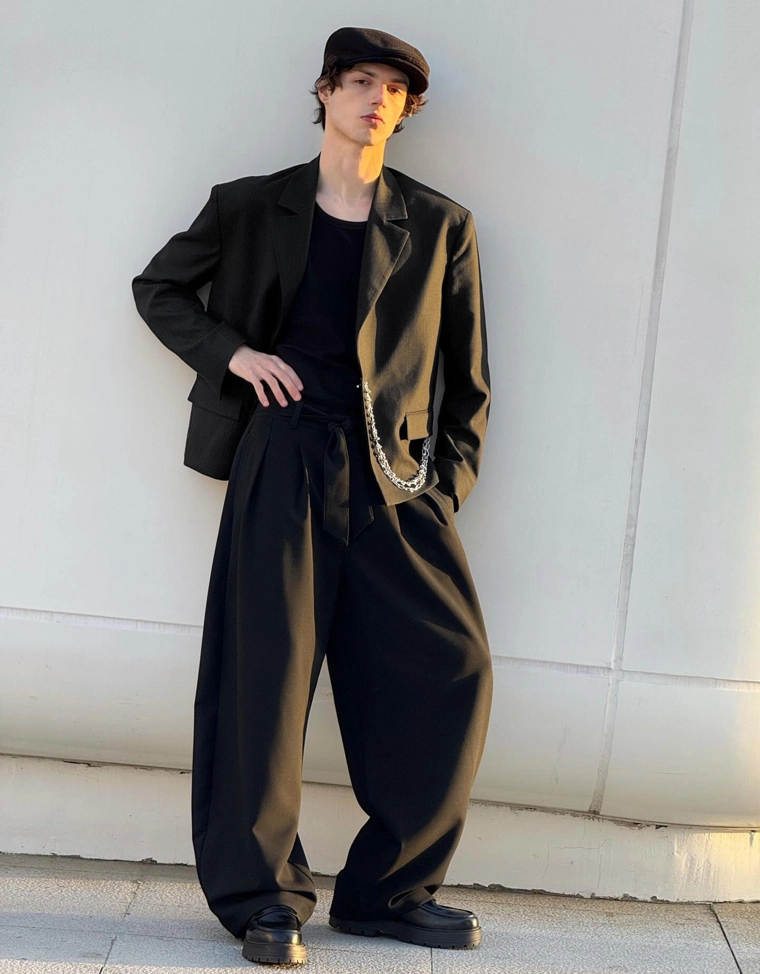 Приталенный блейзер с цепочкой