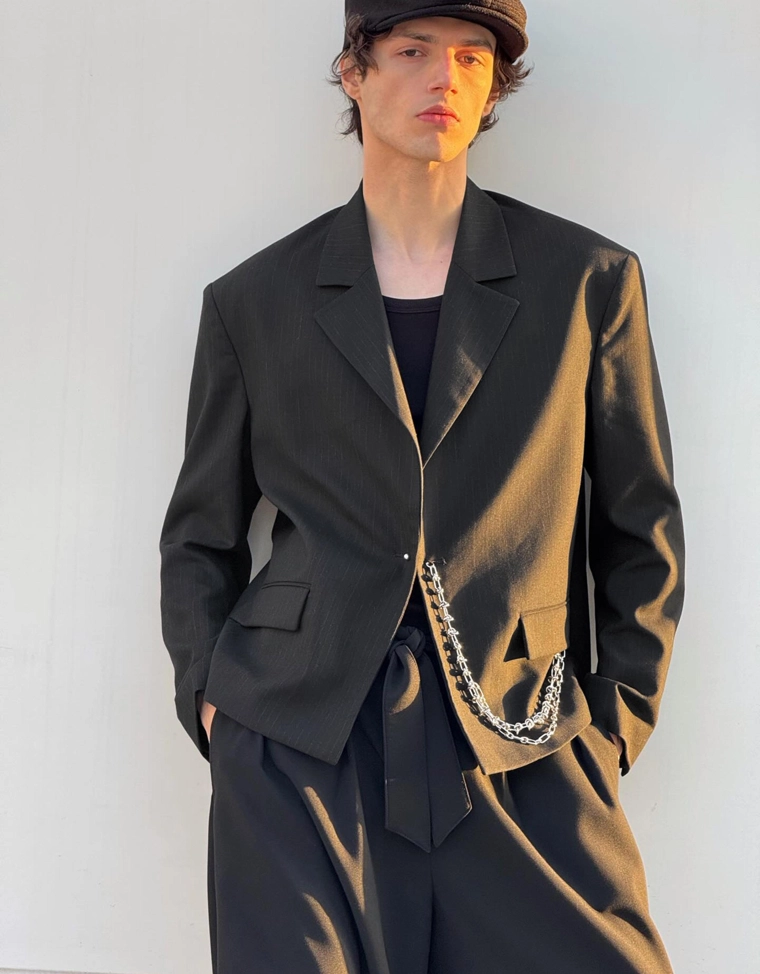 Приталенный блейзер с цепочкой