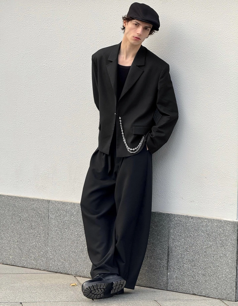 Приталенный блейзер с цепочкой