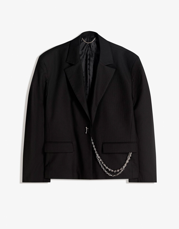 Приталенный блейзер с цепочкой