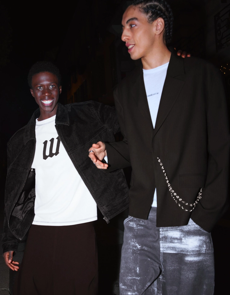 Приталенный блейзер с цепочкой