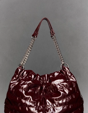 Стеганая сумка-мешок из лакированной кожи- Заказать в России