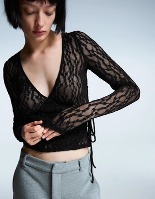 Лонгслив с кружевом и узлом- Заказать в России