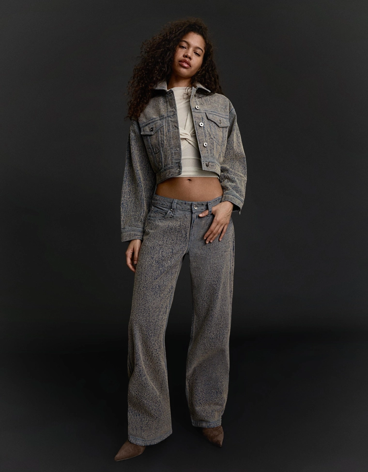 Укороченная джинсовая куртка с рельефным узором