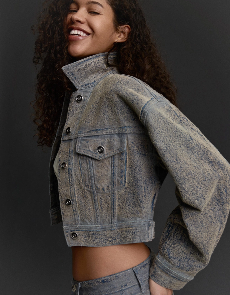 Укороченная джинсовая куртка с рельефным узором