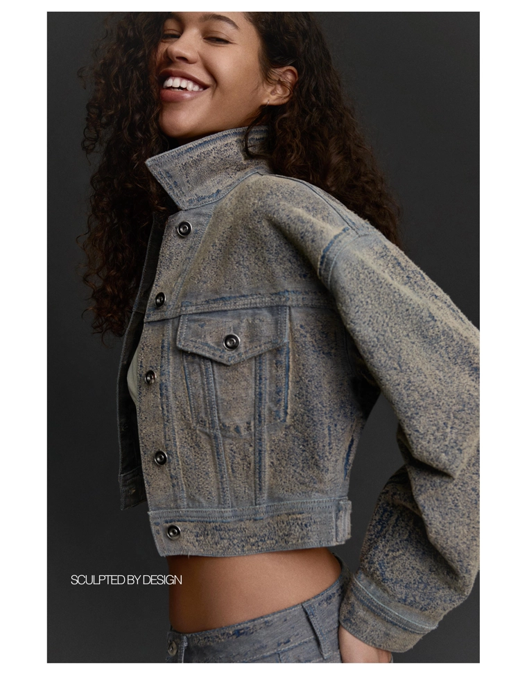 Укороченная джинсовая куртка с рельефным узором