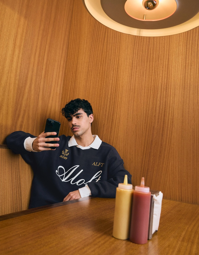 Поло геометрического кроя с длинными рукавами и принтом