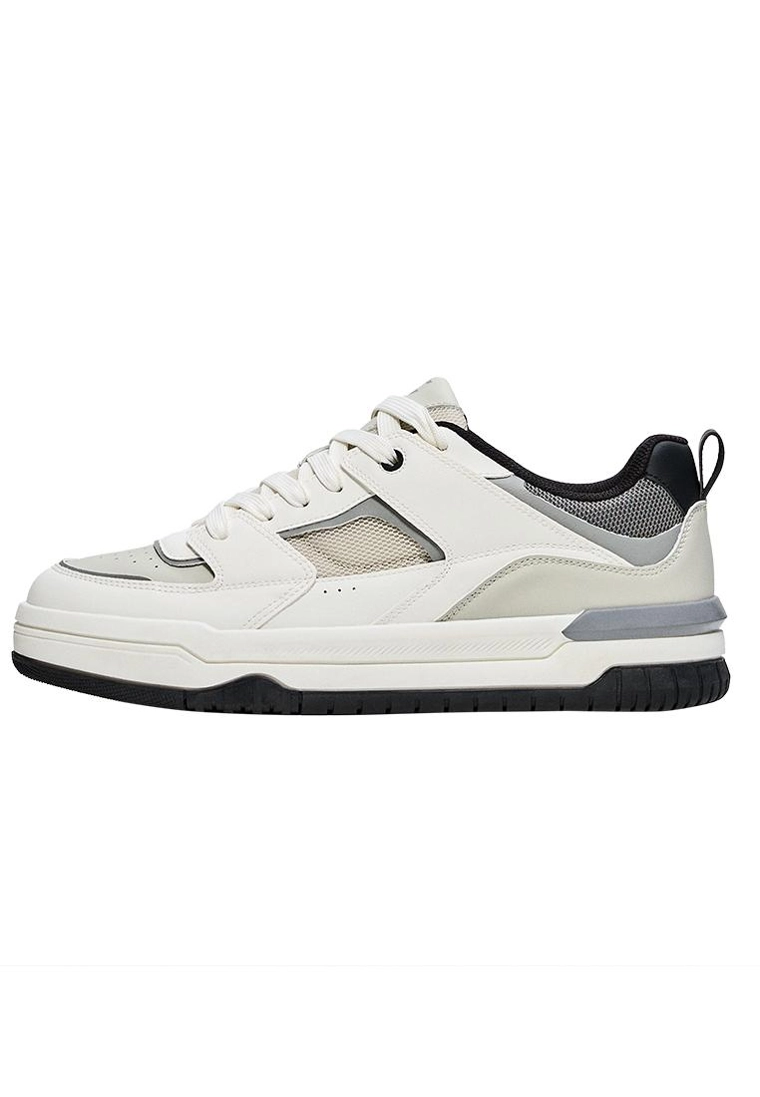 Кроссовки с объемными элементами