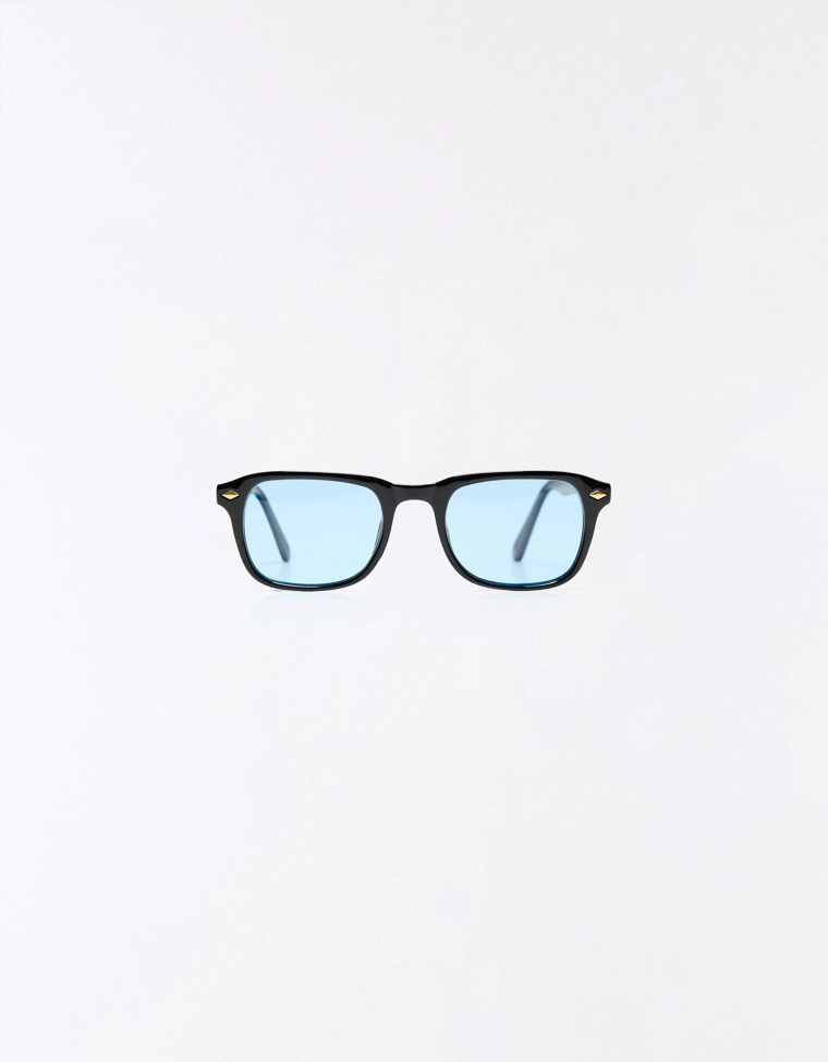 Солнцезащитные очки в пластмассовой оправе