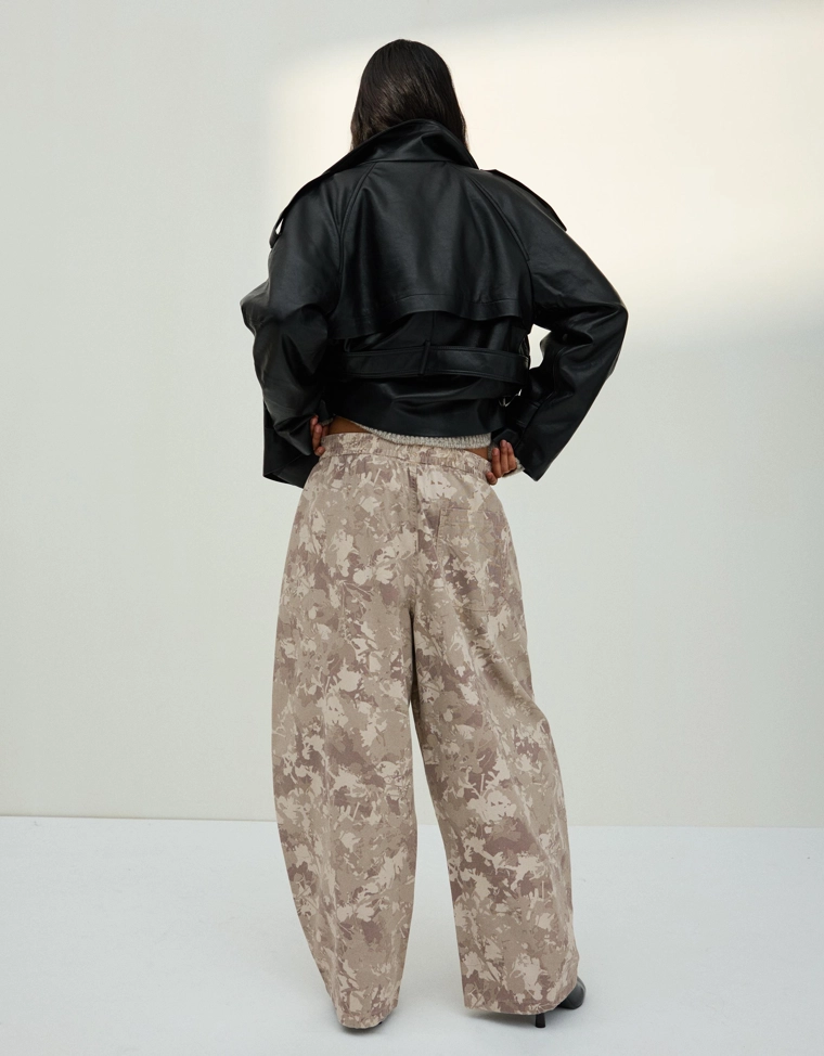 Брюки-бананы из ткани с принтом