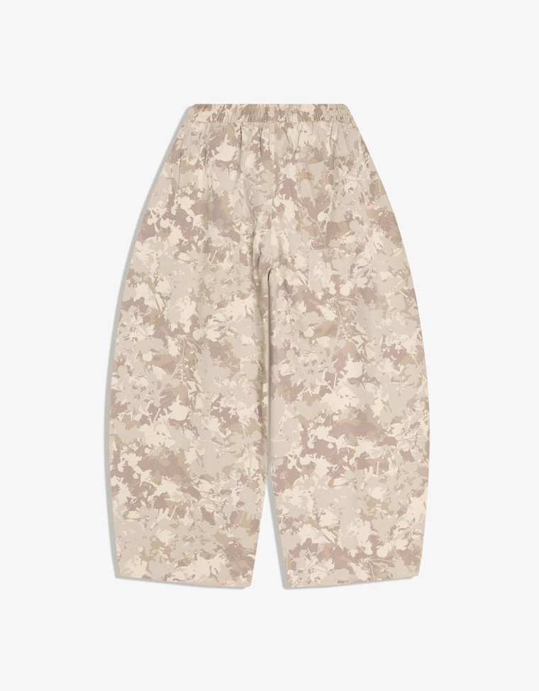 Брюки-бананы из ткани с принтом