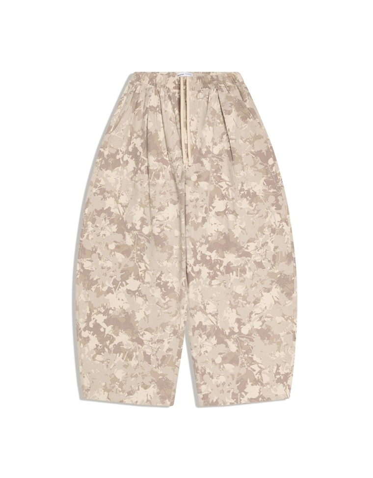 Брюки-бананы из ткани с принтом