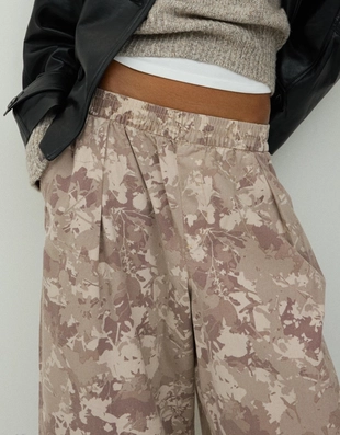 Брюки-бананы из ткани с принтом- Заказать в России