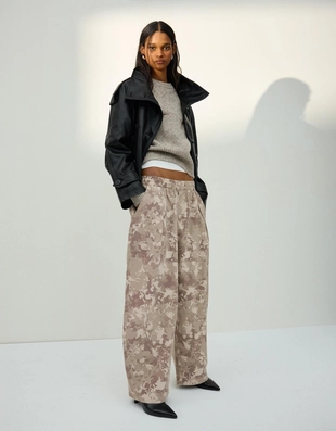 Брюки-бананы из ткани с принтом- Заказать в России