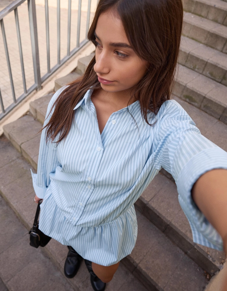 Рубашечное мини-платье со вставкой bershka