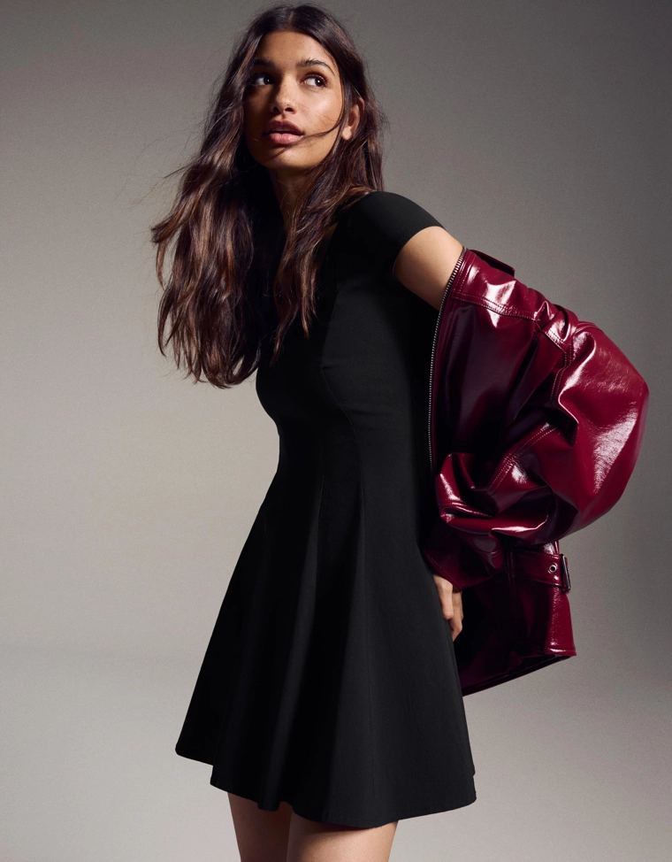 Мини-платье из бенгалина с расклешенной юбкой