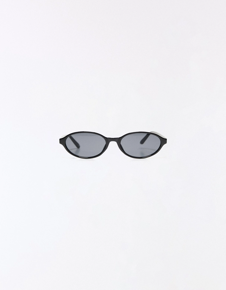 Солнцезащитные очки в овальной пластиковой оправе