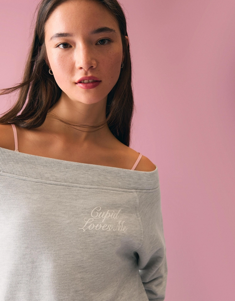 Джемпер со стразами и вырезом-лодочкой