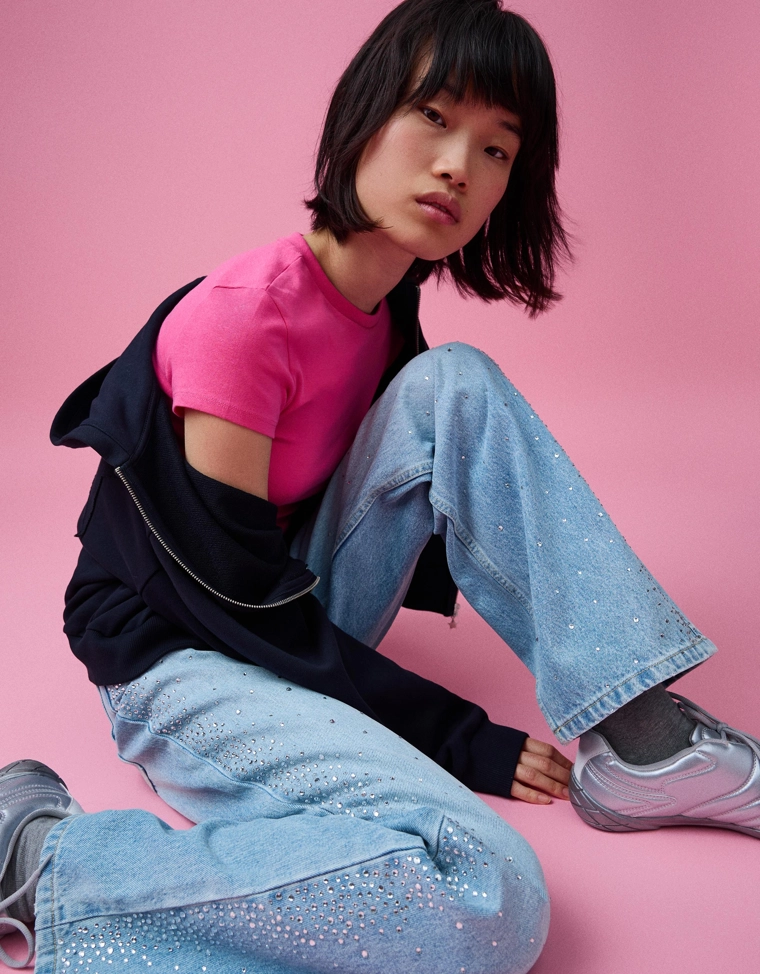 Джинсы прямого кроя с широкими штанинами, высокой посадкой и стразами