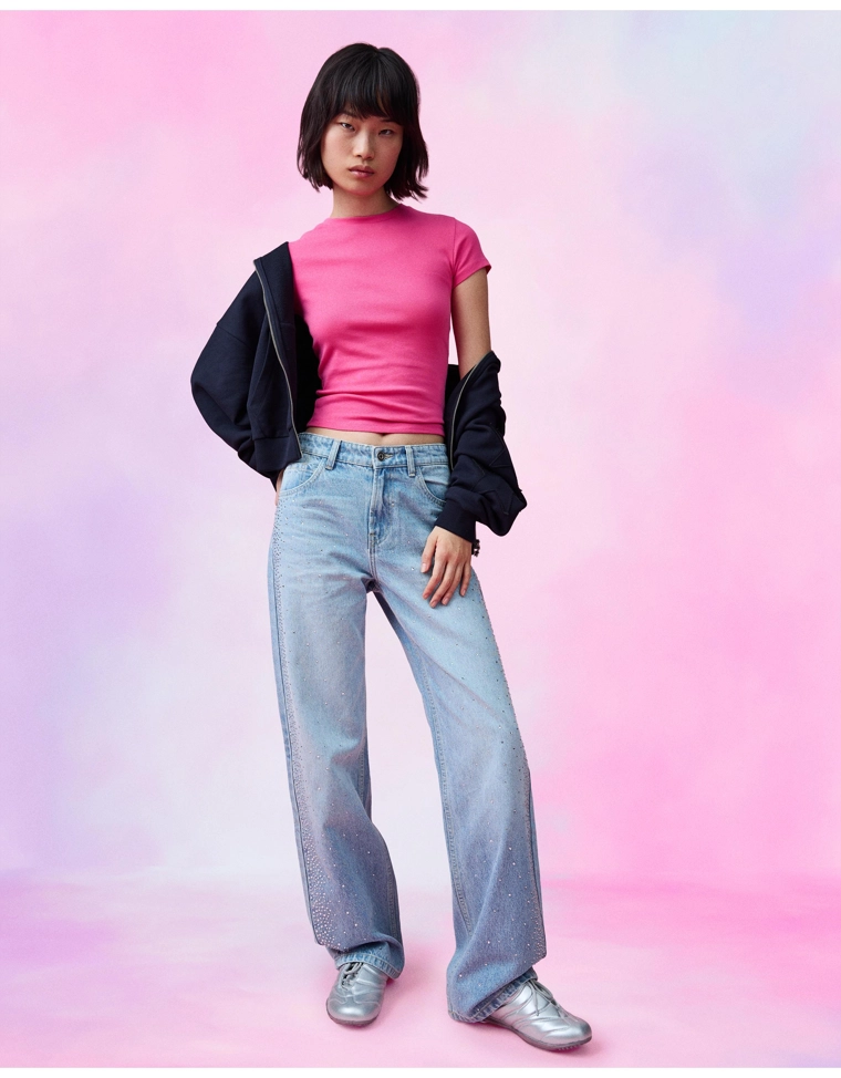 Джинсы прямого кроя с широкими штанинами, высокой посадкой и стразами