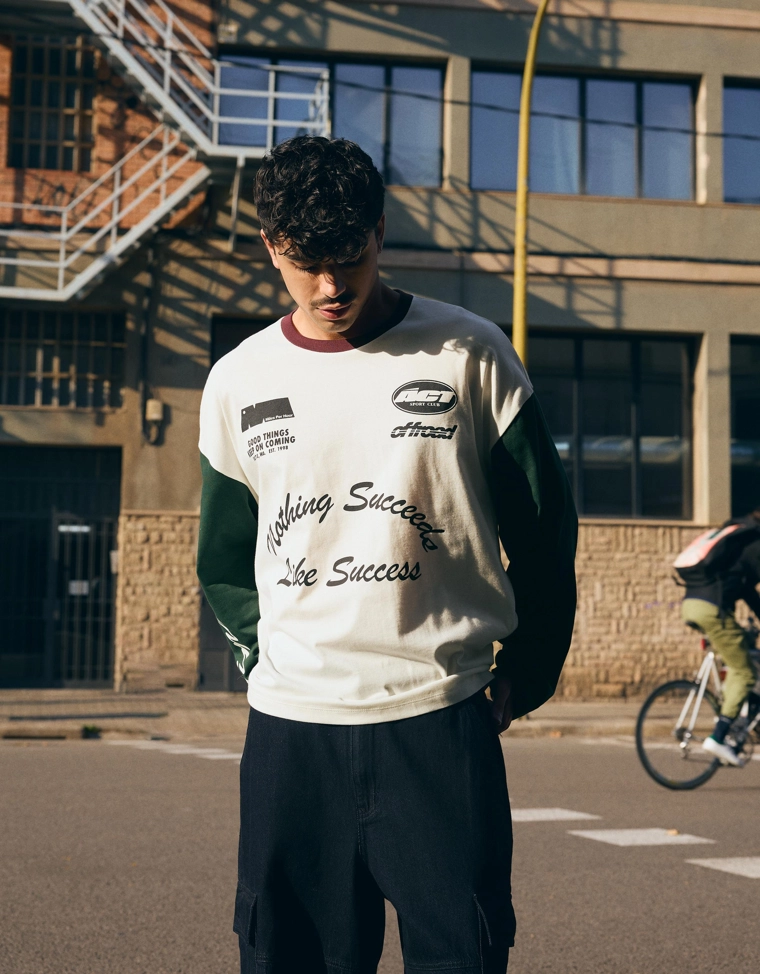 Лонгслив с контрастным принтом