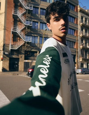 Лонгслив с контрастным принтом- Заказать в России