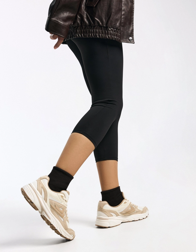 Кроссовки из разных материалов