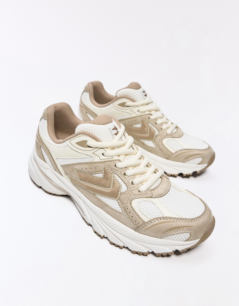 Кроссовки из разных материалов