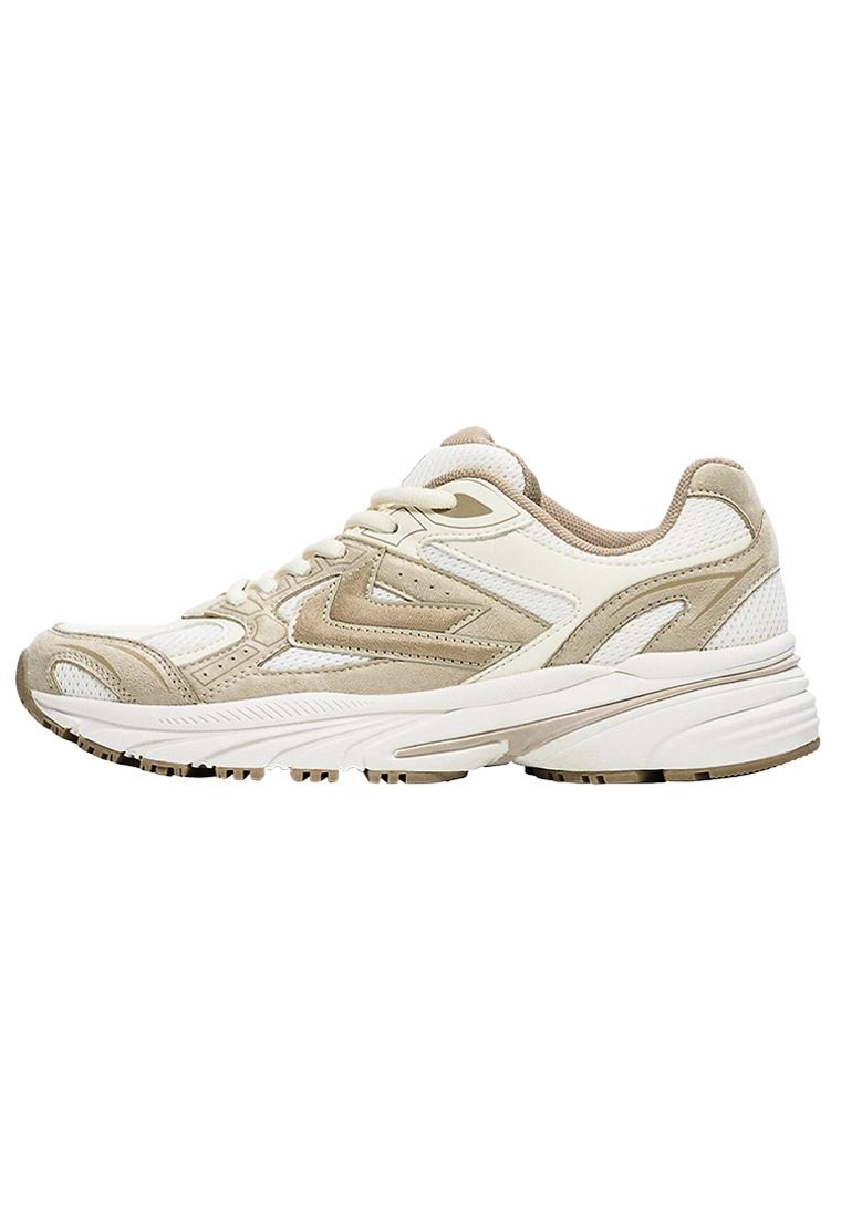 Кроссовки из разных материалов