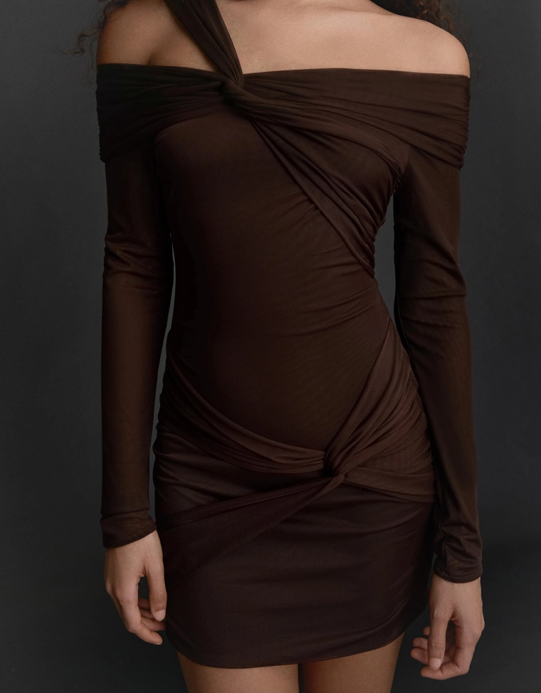 Мини-платье из полупрозрачной ткани с длинными рукавами и узлами