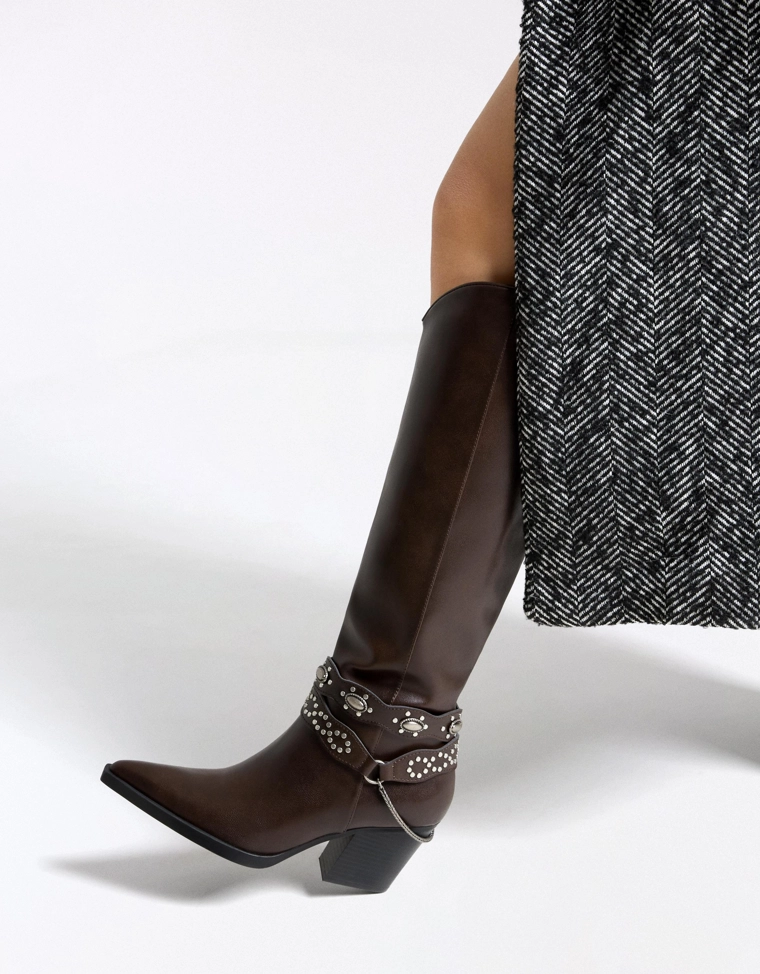 Сапоги на каблуке в ковбойском стиле