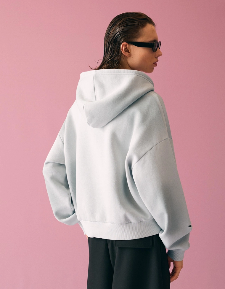 Укороченное худи с принтом