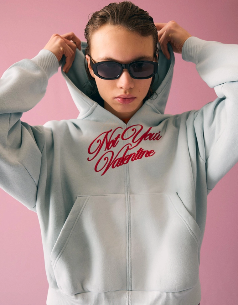 Укороченное худи с принтом