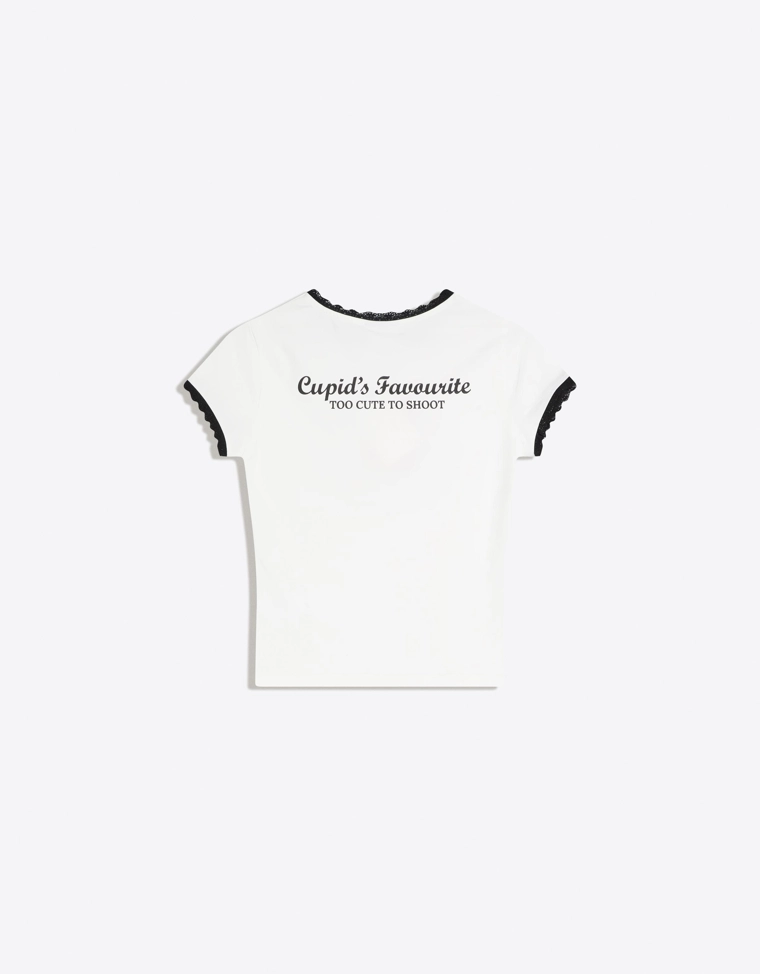 Футболка с короткими рукавами, контрастными вставками и кружевом