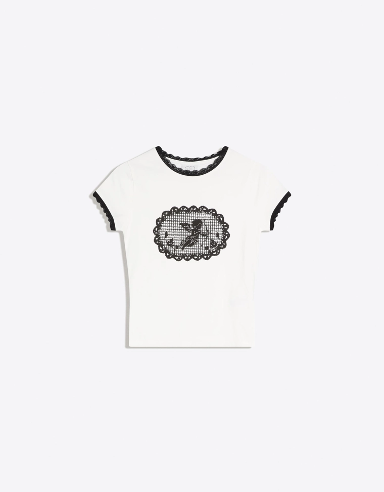 Футболка с короткими рукавами, контрастными вставками и кружевом