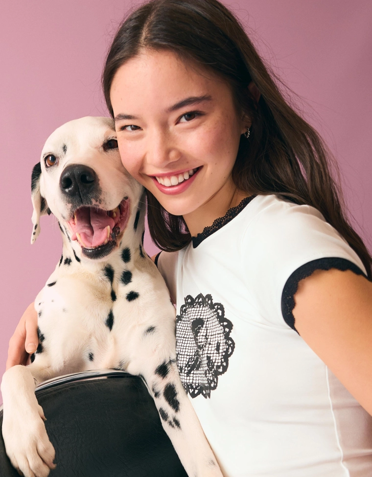 Футболка с короткими рукавами, контрастными вставками и кружевом