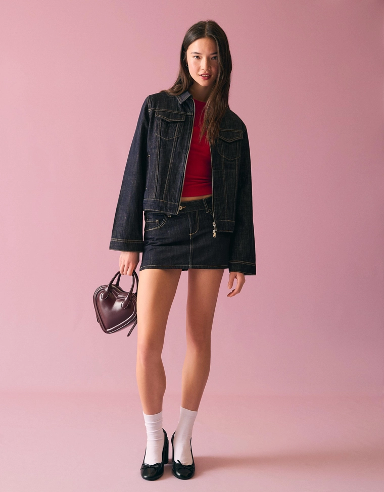 Джинсовая мини-юбка с вышивкой