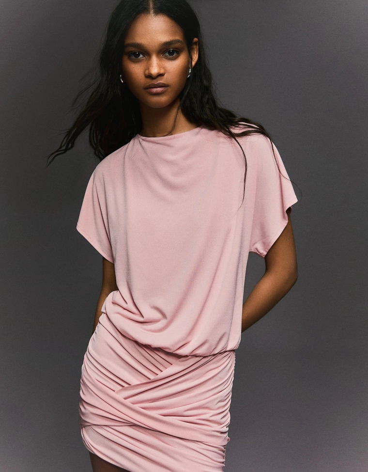 Платье с открытой спиной и драпированной юбкой