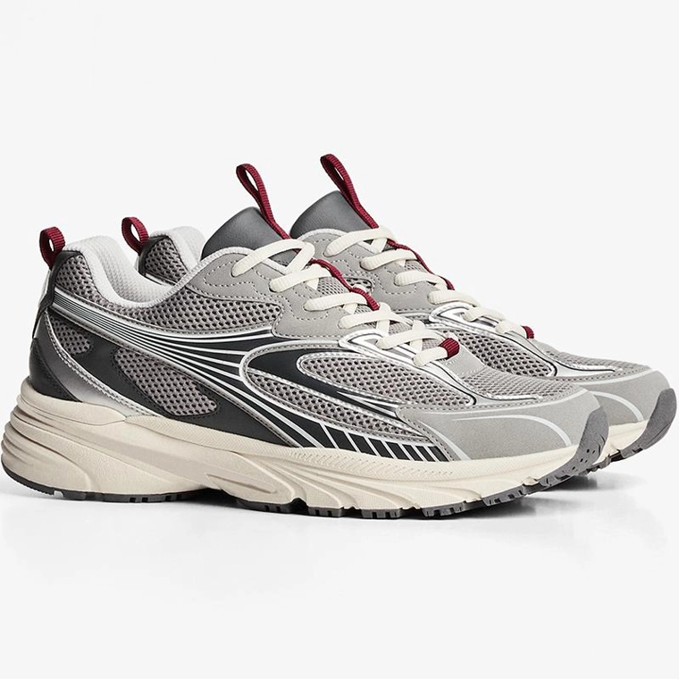 Спортивная обувь из нескольких материалов