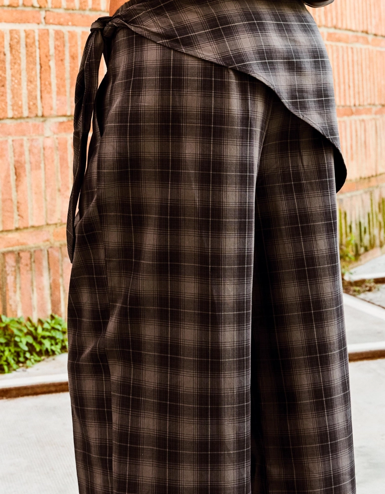 Брюки приталенного кроя с платком