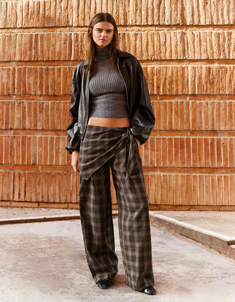 Брюки приталенного кроя с платком