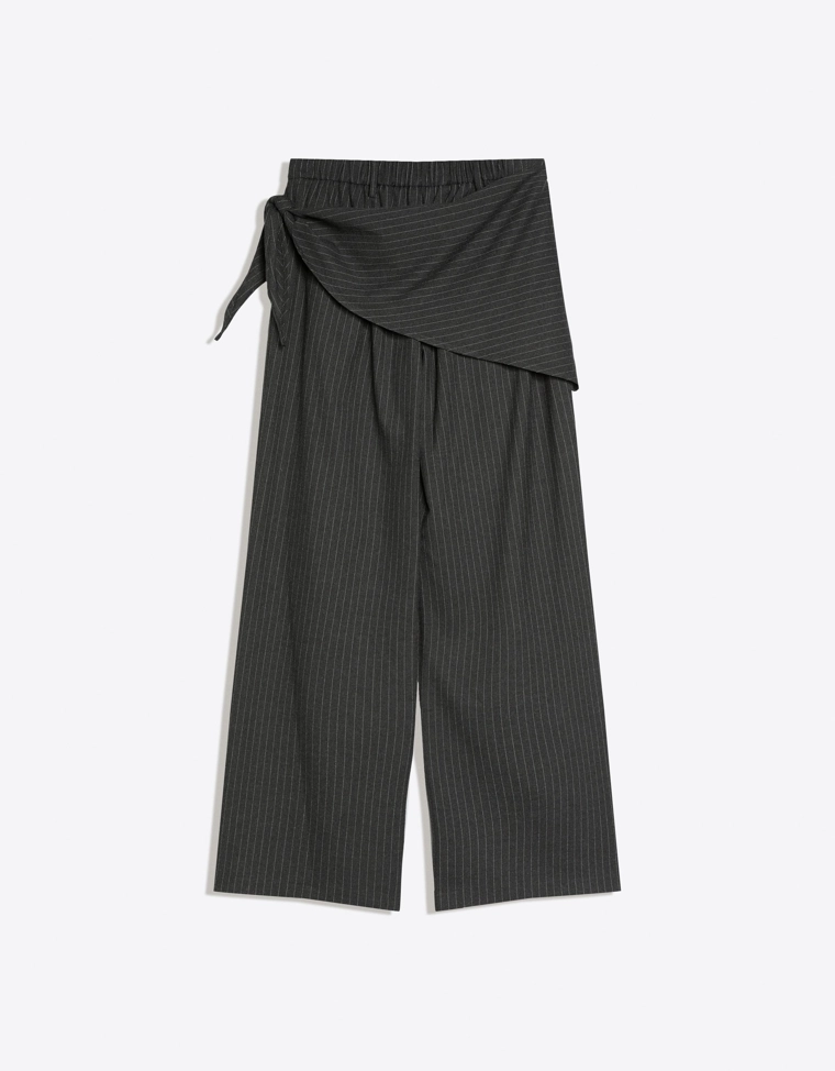 Брюки приталенного кроя с платком